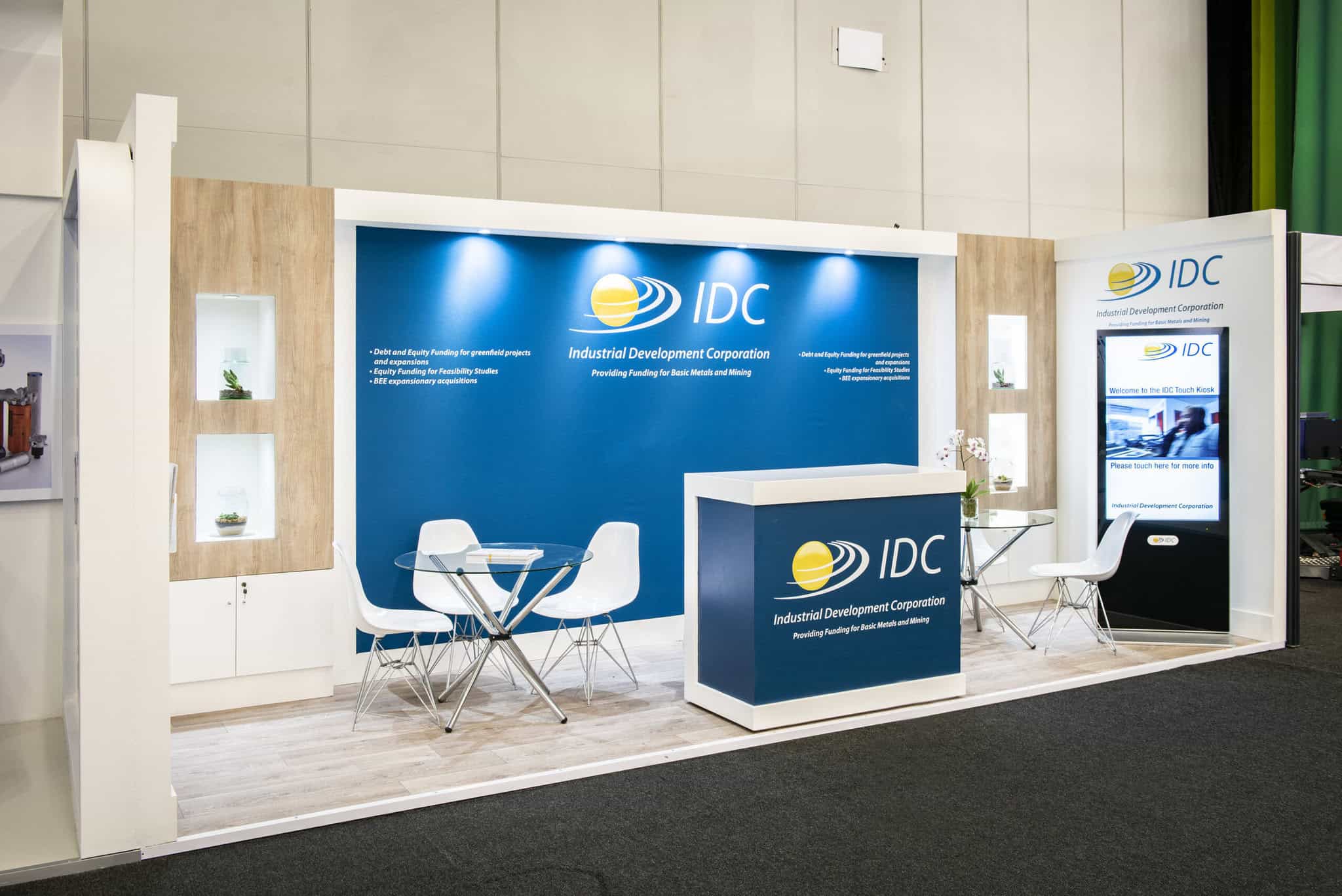 Custom trade show custom-built booth exhibits and display solutions