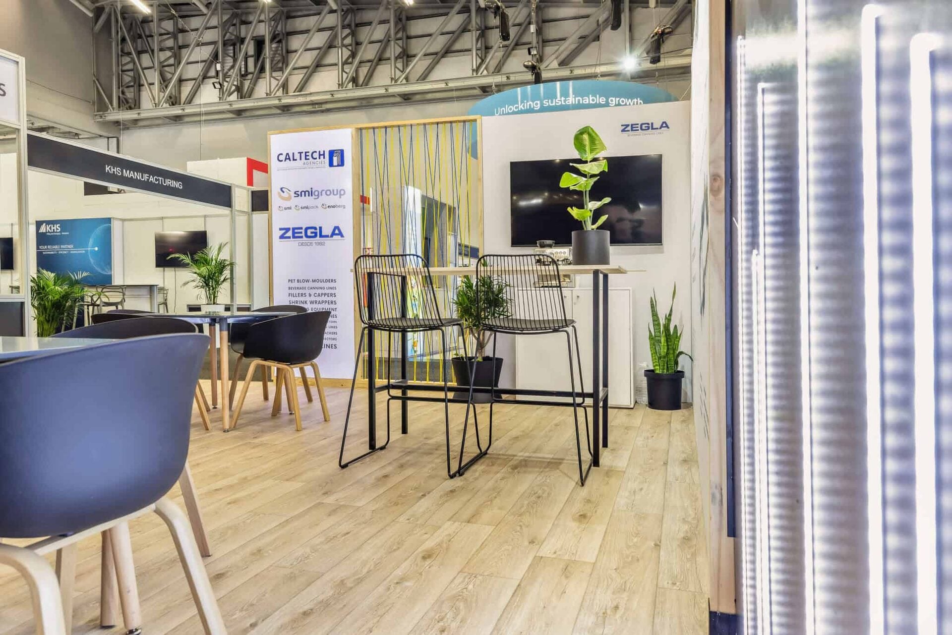 Custom tech trade show custom-built booth exhibits and display solutions