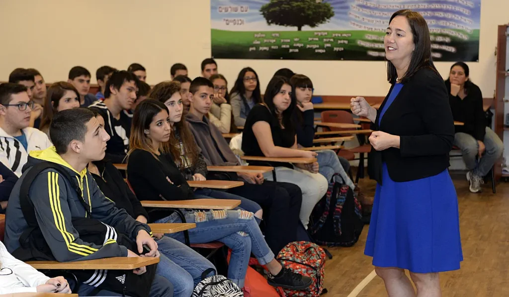 Speaker Erin Gruwell presents to a senior year class. 