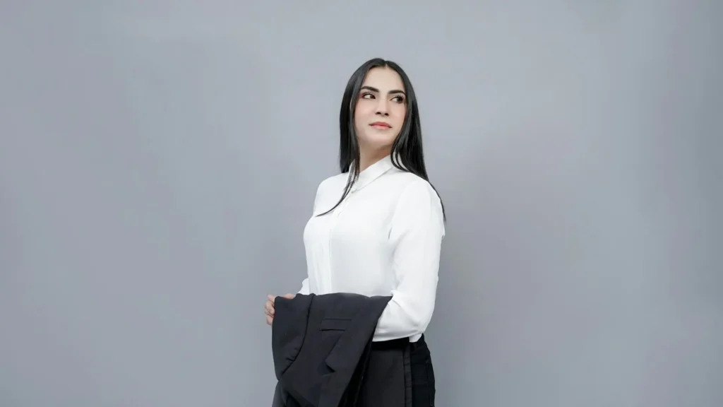 Business casual trade show attire – woman holding her blazer